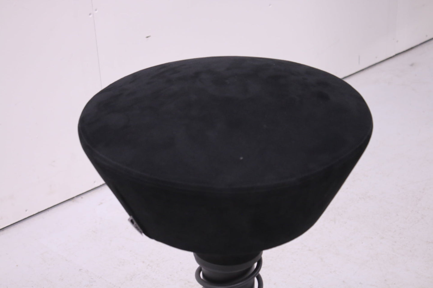 Swopper Aeris aktiivituoli pyörillä musta Alacantara - Suomen Kalustekeskus