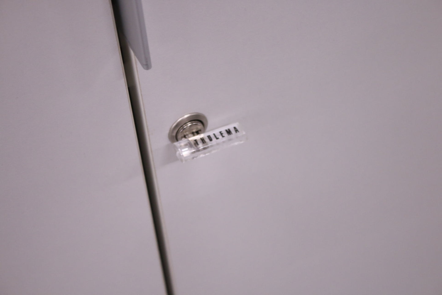 Thulema korkea valkoinen ovikaappi 197x80 - Suomen Kalustekeskus