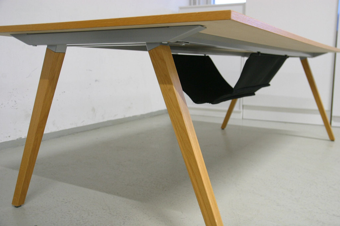 Tyylikäs neuvottelupöytä 240*100 - Suomen Kalustekeskus