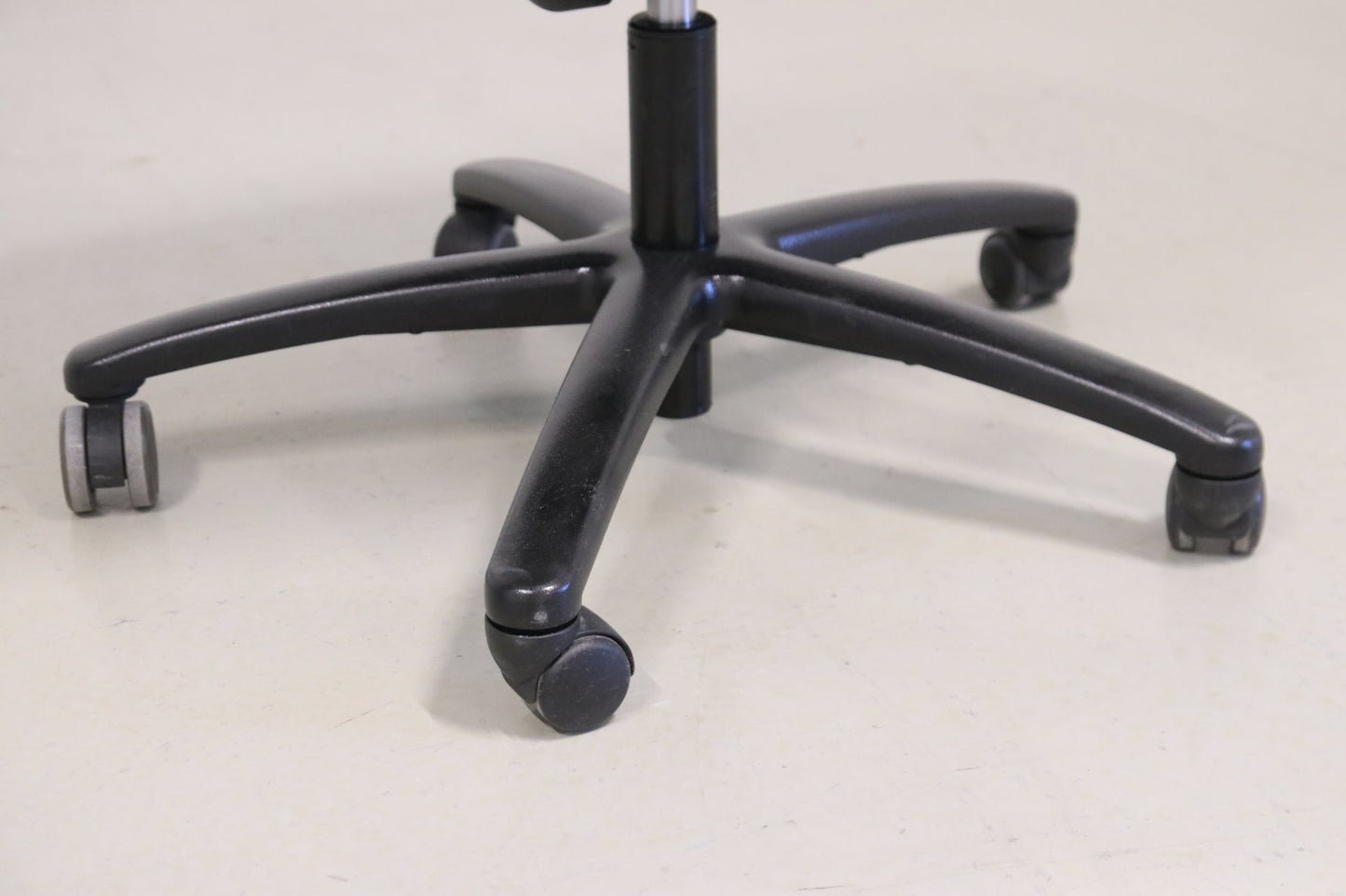 Uudelleenverhoiltu Martela Logic 400 musta - Suomen Kalustekeskus