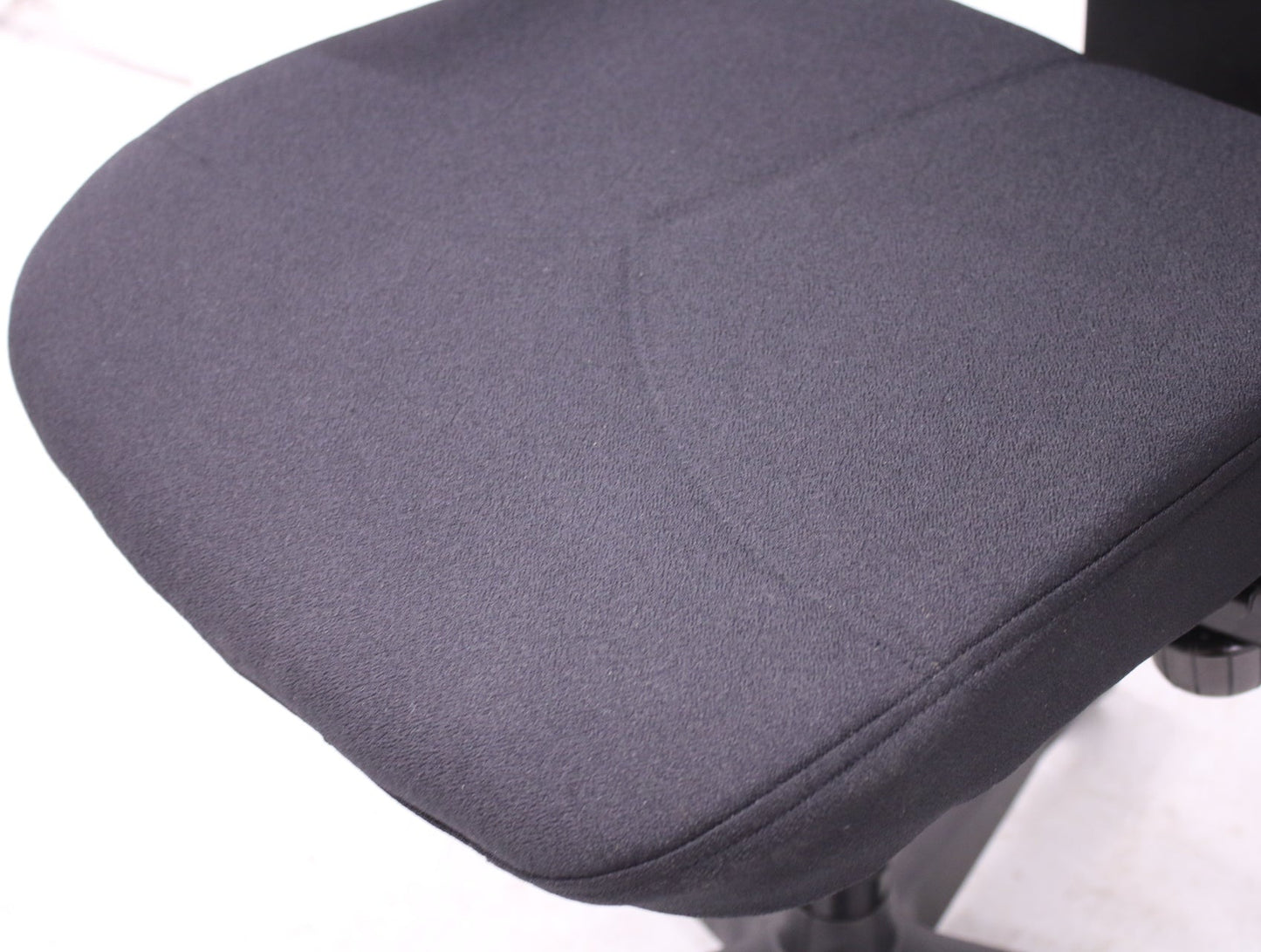 Uudelleenverhoiltu musta Kinnarps 6000 niskatuella, lyhyt selkä - Suomen Kalustekeskus