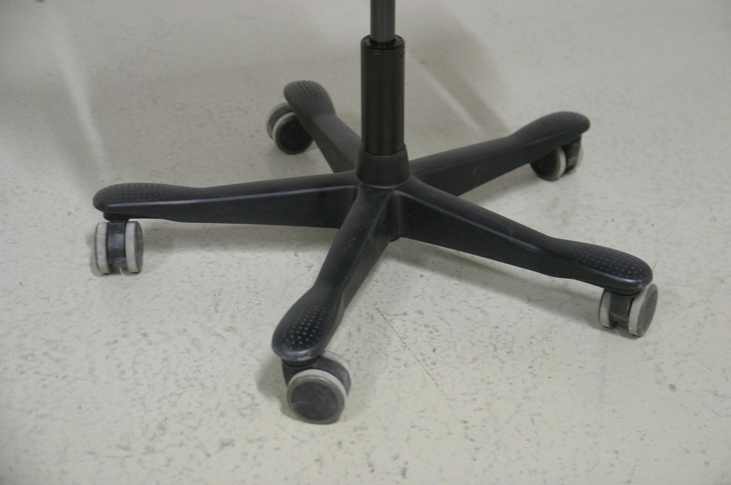 Uudelleenverhoiltu musta Kinnarps 6000 niskatuella - Suomen Kalustekeskus