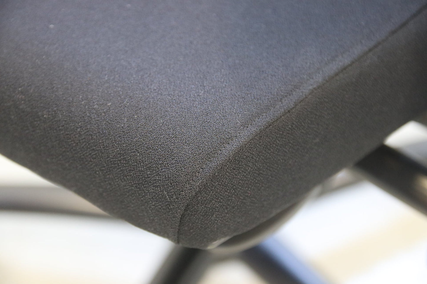 Uudellenverhoiltu musta Martela Axia työtuoli - Suomen Kalustekeskus