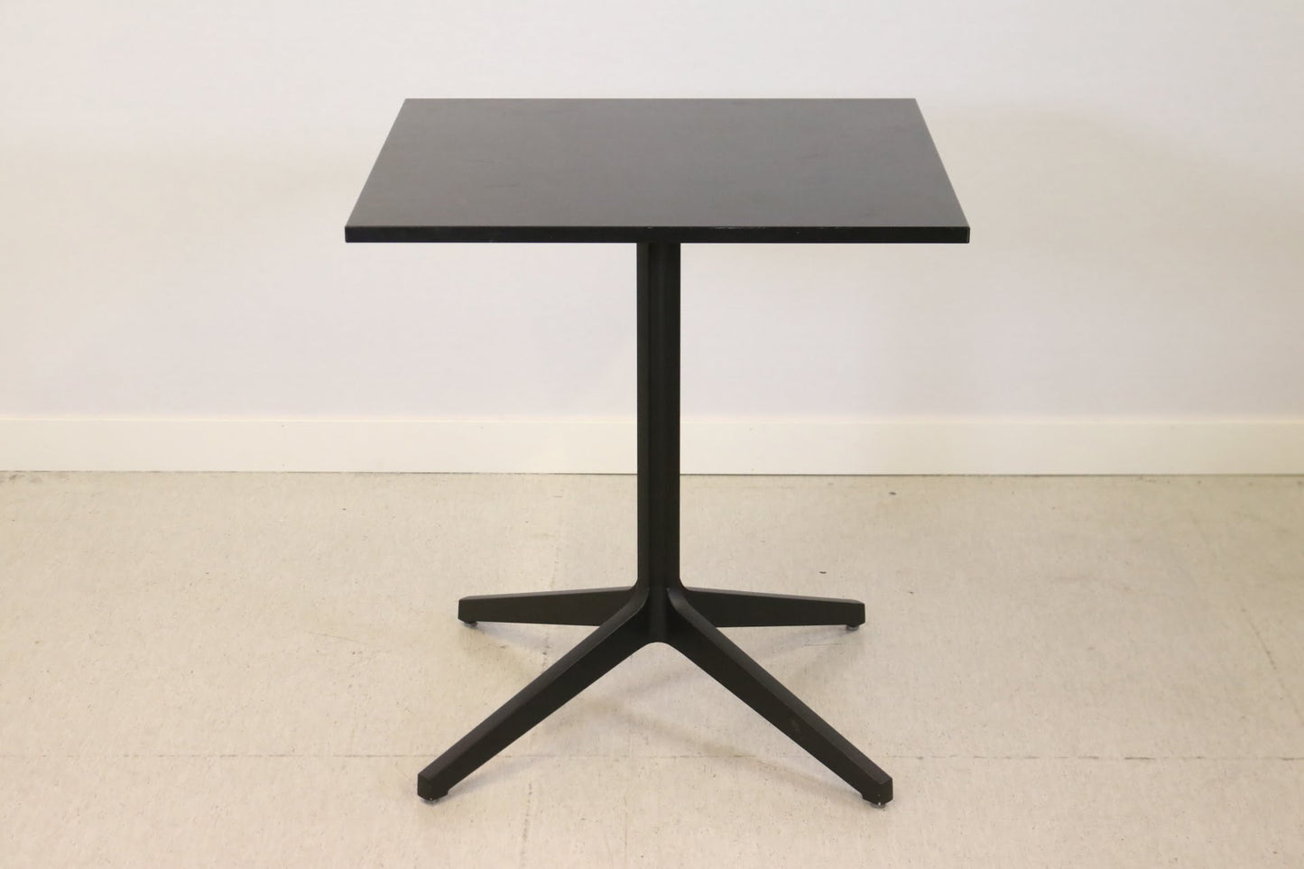 Ypsilon pöytä - Suomen Kalustekeskus