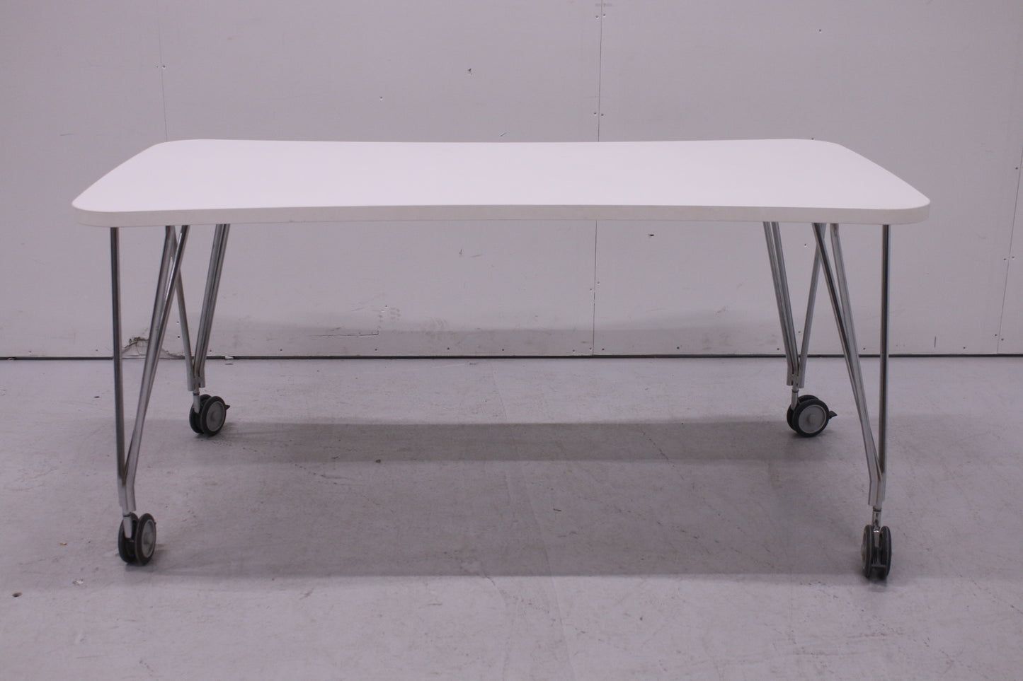 Kartell Max-pöytä pyörillä