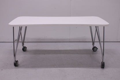 Kartell Max-pöytä pyörillä