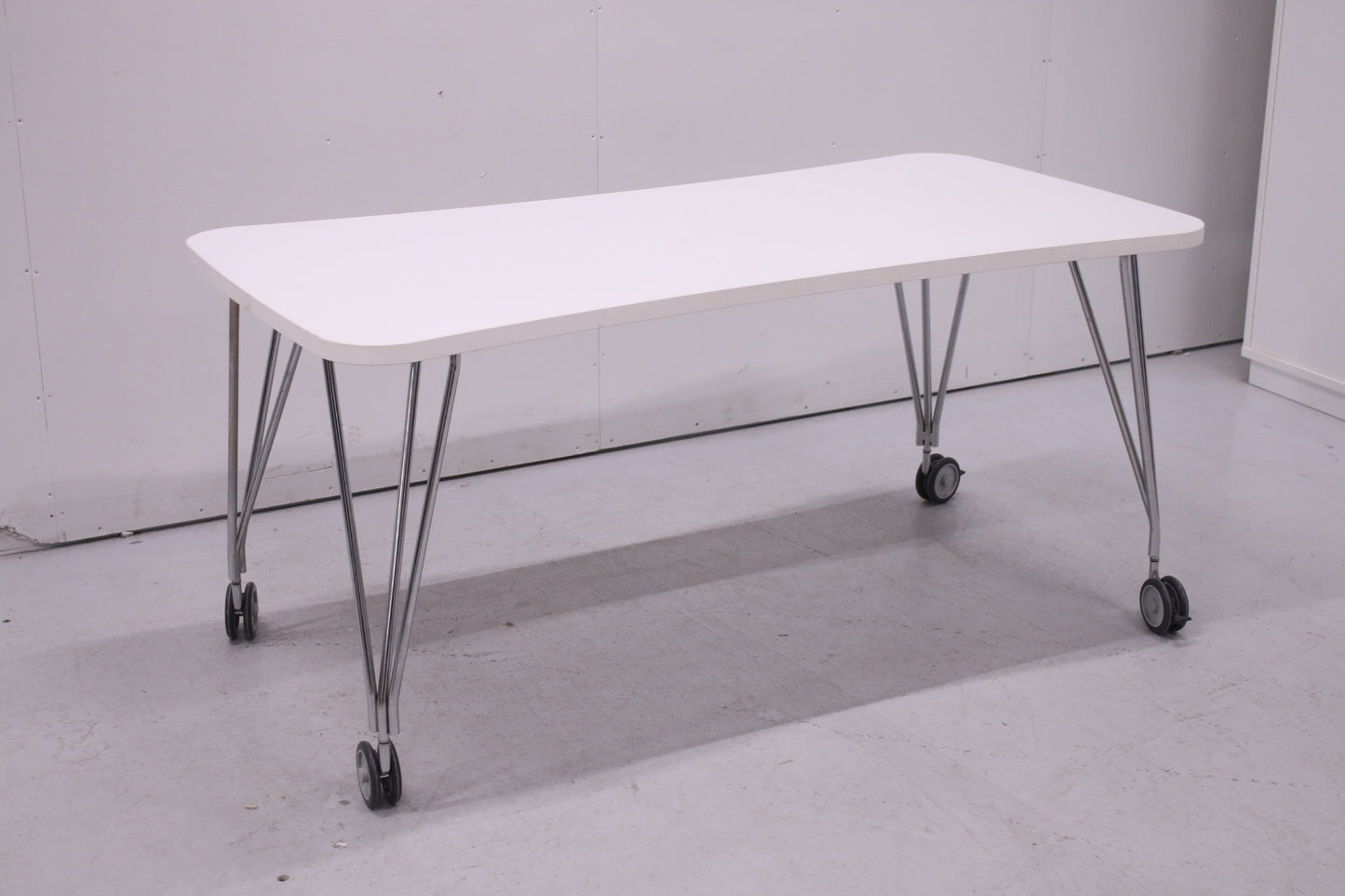 Kartell Max-pöytä pyörillä