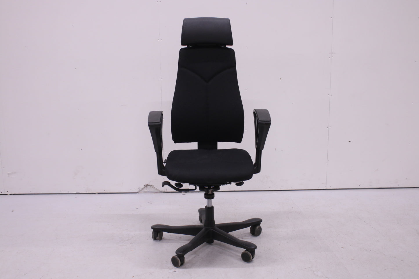 Kinnarps 8000-työtuoli nahkaisella niskatuella, uudelleenverhoiltu musta