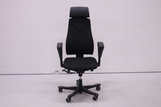 Kinnarps 8000-työtuoli nahkaisella niskatuella, uudelleenverhoiltu musta