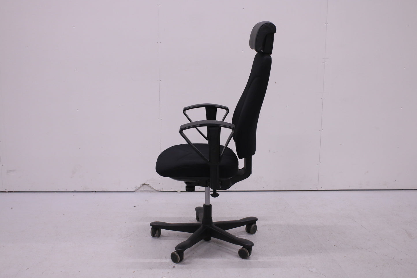 Kinnarps 8000-työtuoli nahkaisella niskatuella, uudelleenverhoiltu musta