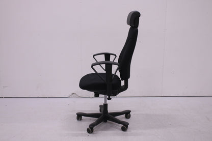 Kinnarps 8000-työtuoli nahkaisella niskatuella, uudelleenverhoiltu musta