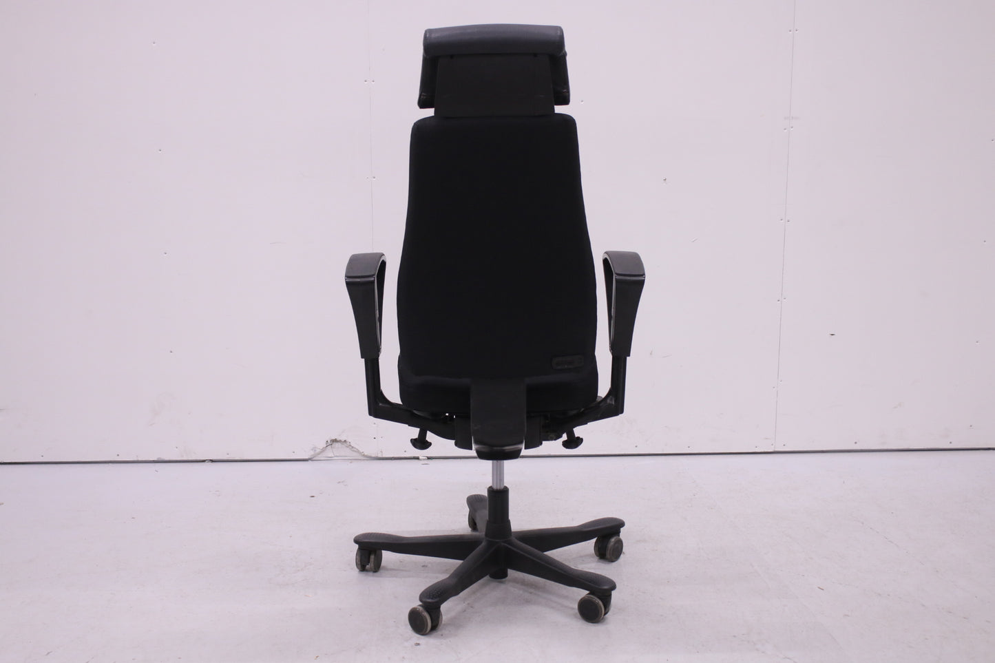 Kinnarps 8000-työtuoli nahkaisella niskatuella, uudelleenverhoiltu musta