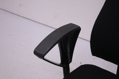Kinnarps 8000-työtuoli nahkaisella niskatuella, uudelleenverhoiltu musta