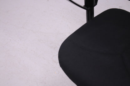 Kinnarps 8000-työtuoli nahkaisella niskatuella, uudelleenverhoiltu musta