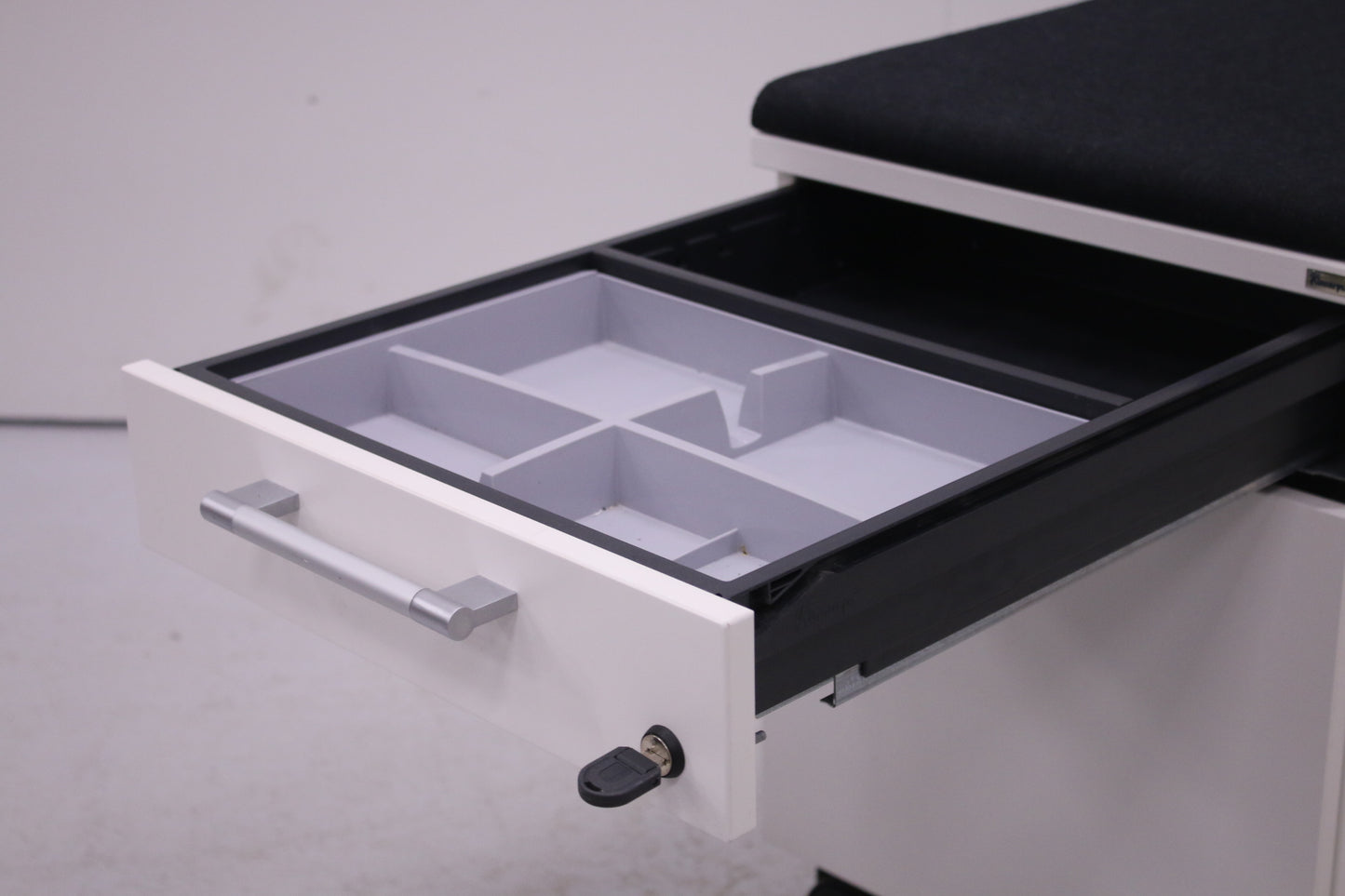 Kinnarps laatikosto kaksiosainen, valkoinen