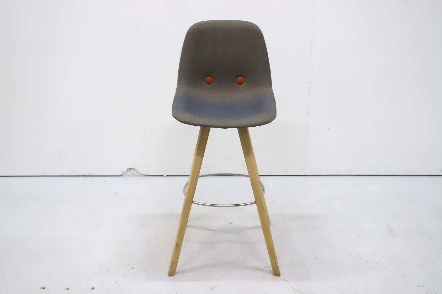 Baarituoli EJ 2-B65-W baarituoli, Erik Jörgensen