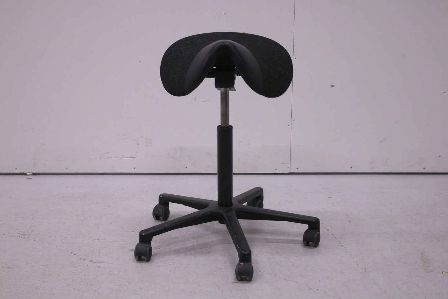 Satulatuoli, musta / harmaa