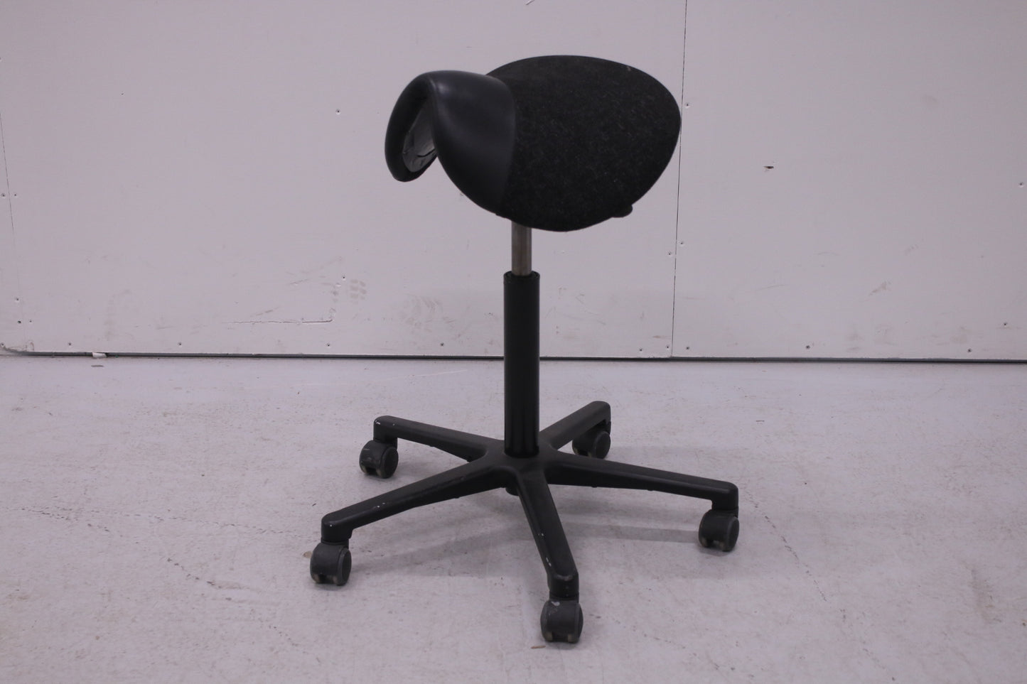 Satulatuoli, musta / harmaa