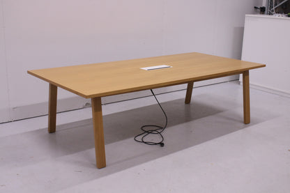 Upea tamminen neuvottelupöytä 266x120