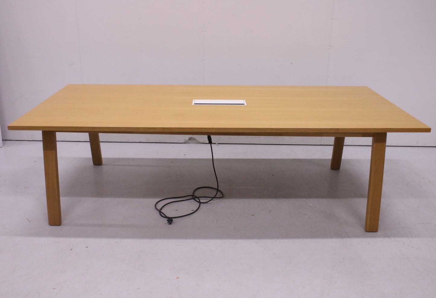 Upea tamminen neuvottelupöytä 266x120