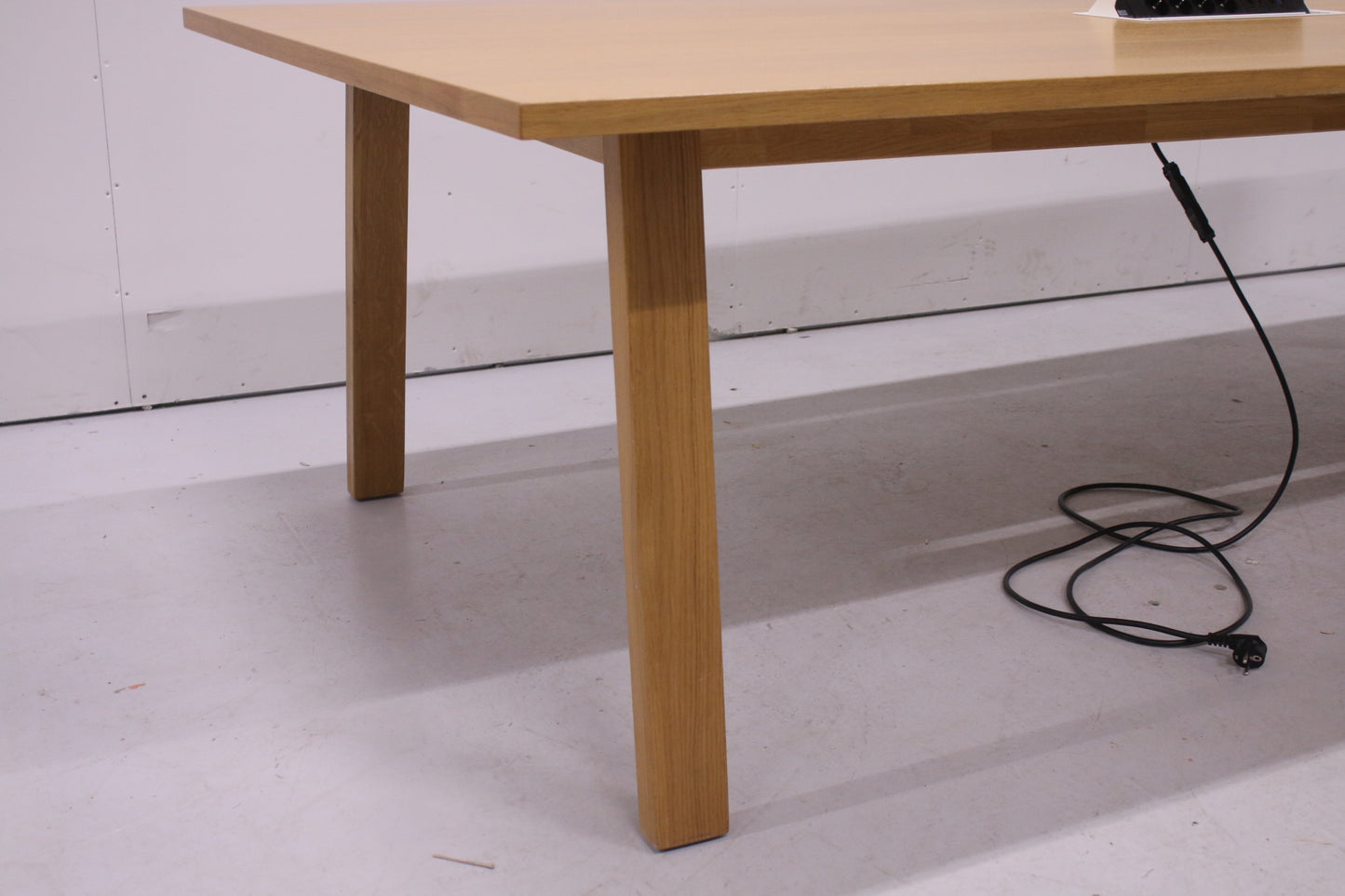 Upea tamminen neuvottelupöytä 266x120