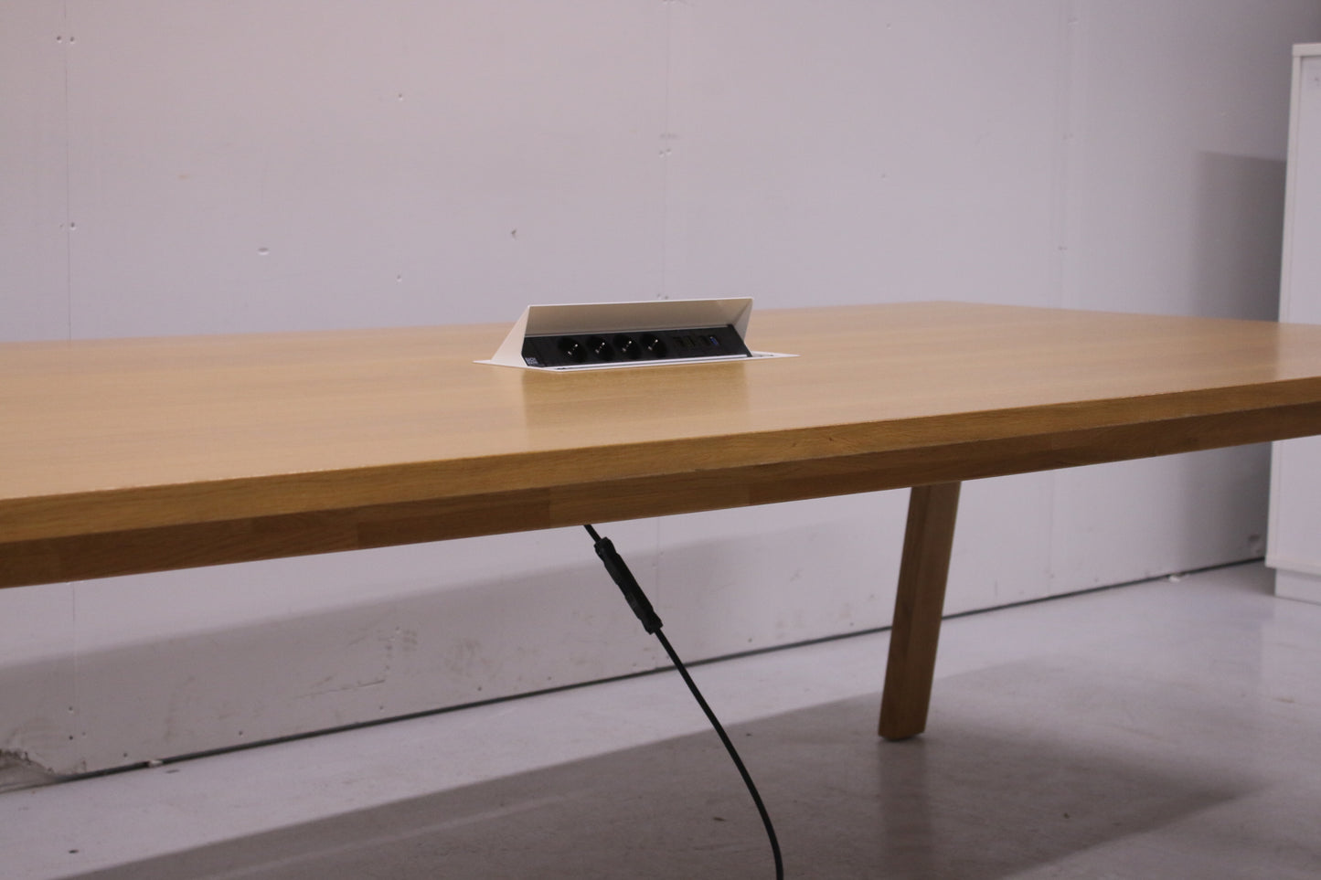 Upea tamminen neuvottelupöytä 266x120