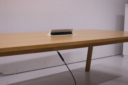 Upea tamminen neuvottelupöytä 266x120