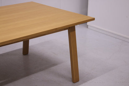 Upea tamminen neuvottelupöytä 266x120