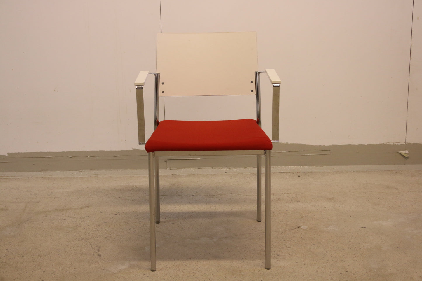 Pinottava Iskun käsinojallinen tuoli