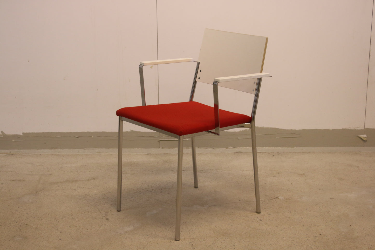 Pinottava Iskun käsinojallinen tuoli