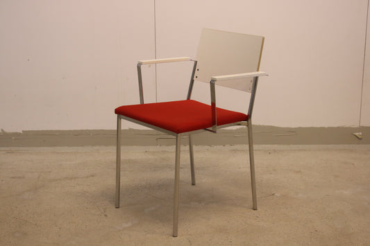 Pinottava Iskun käsinojallinen tuoli