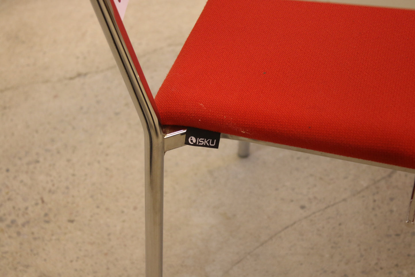 Pinottava Iskun käsinojallinen tuoli