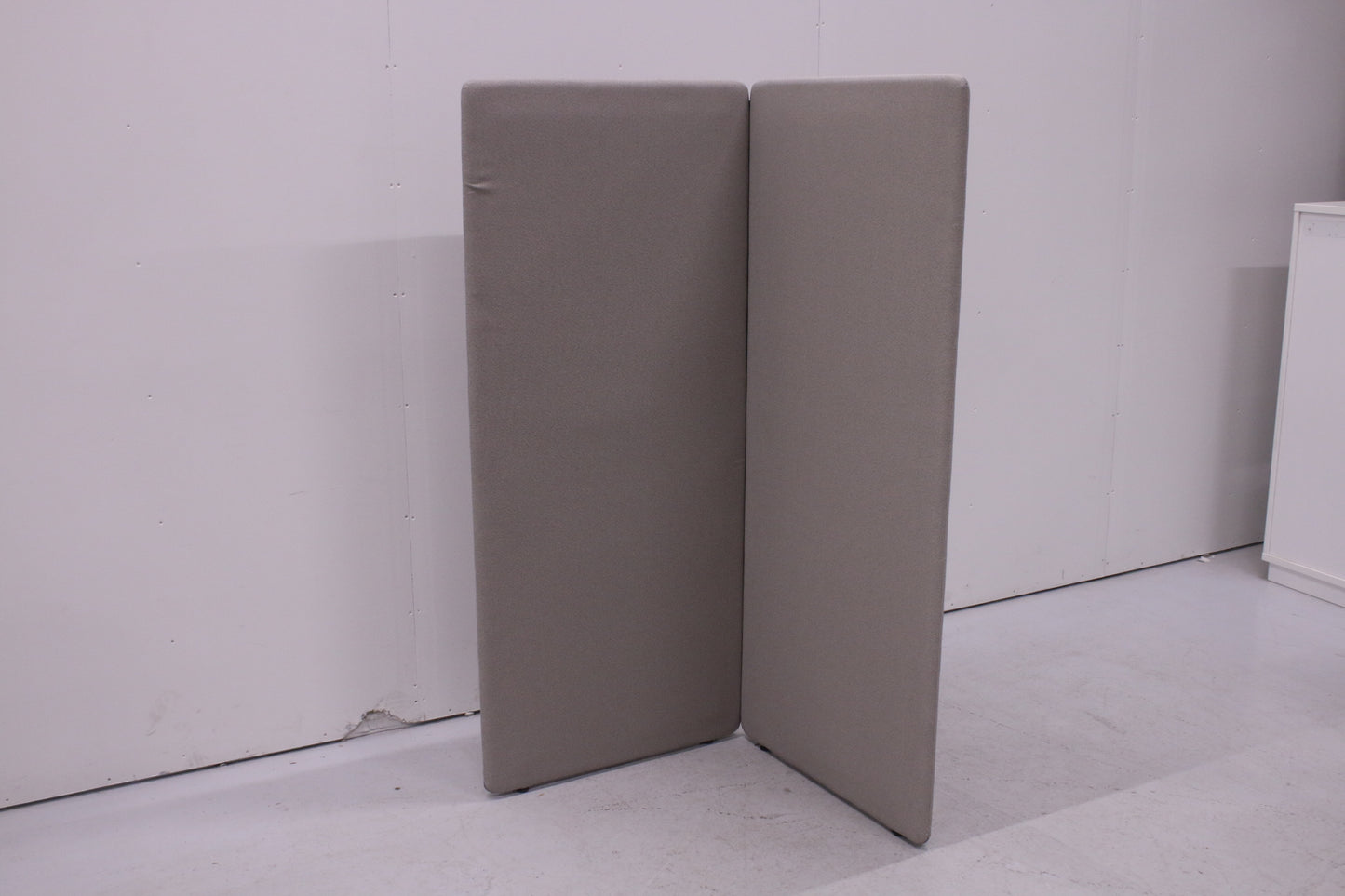 Götessons vetoketjuilla kiinnitettävä lattiaseinäke