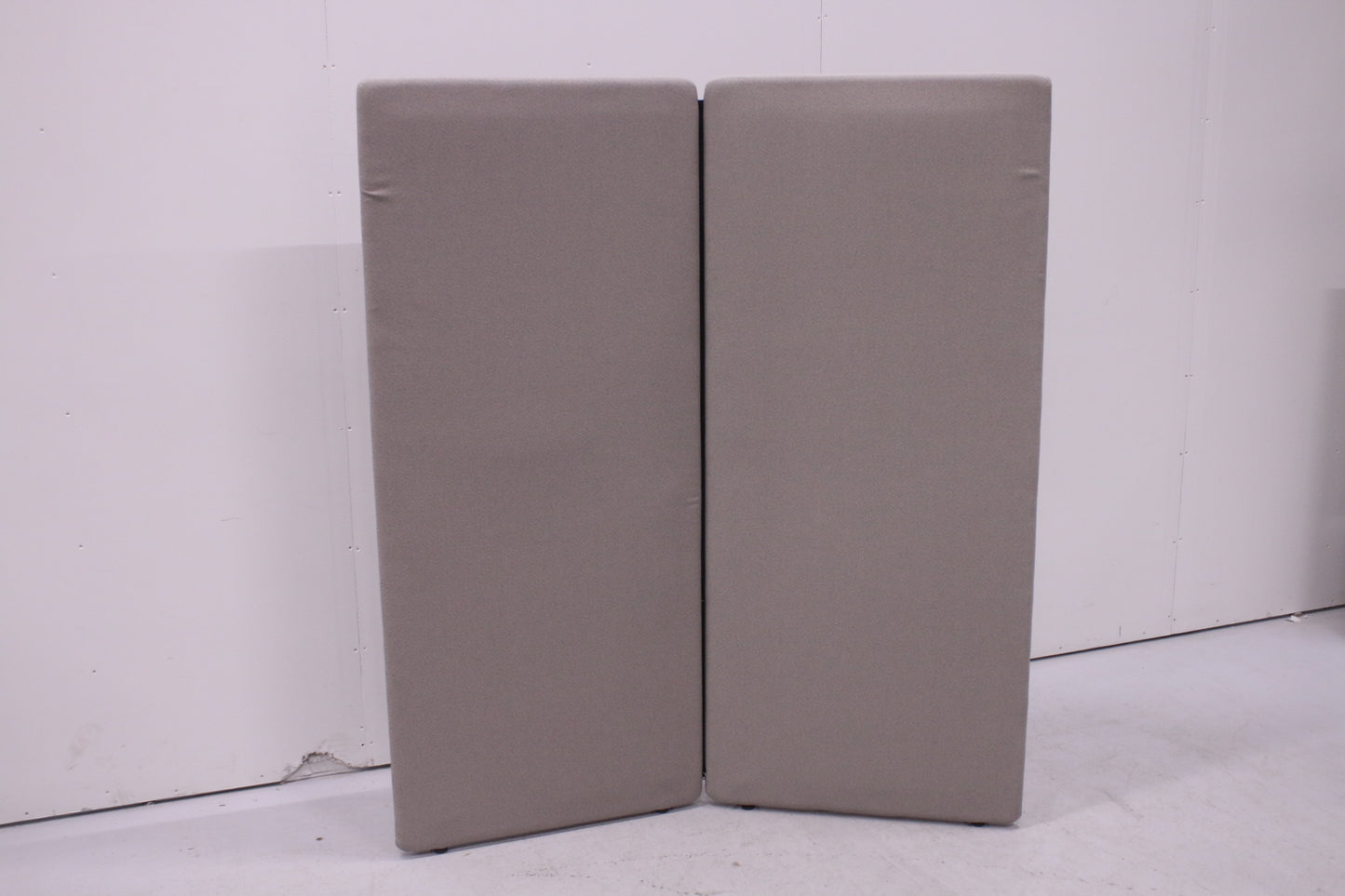 Götessons vetoketjuilla kiinnitettävä lattiaseinäke