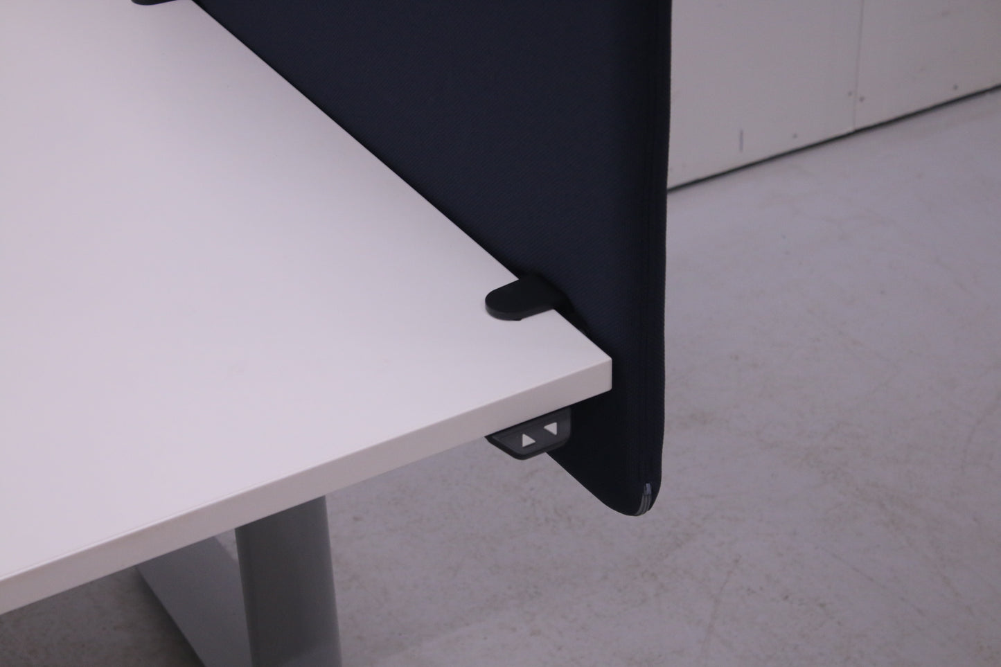 Götessons pöytäseinäke pikakiinnikkeillä 80x66 cm tummansininen