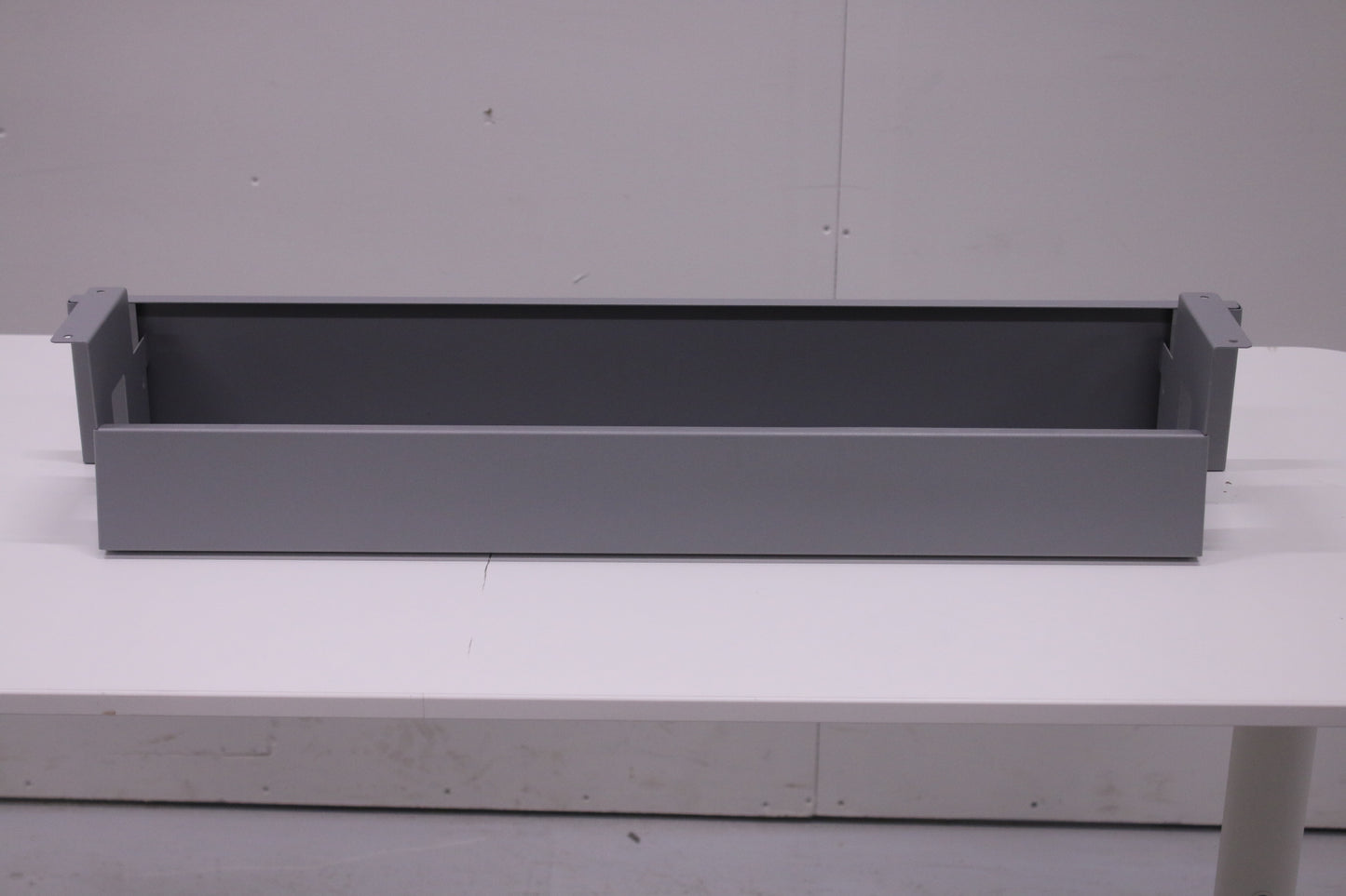 Martela harmaa johtokouru työpöytään