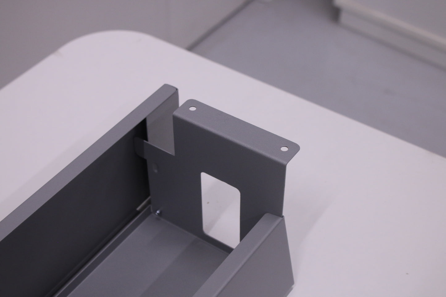 Martela harmaa johtokouru työpöytään