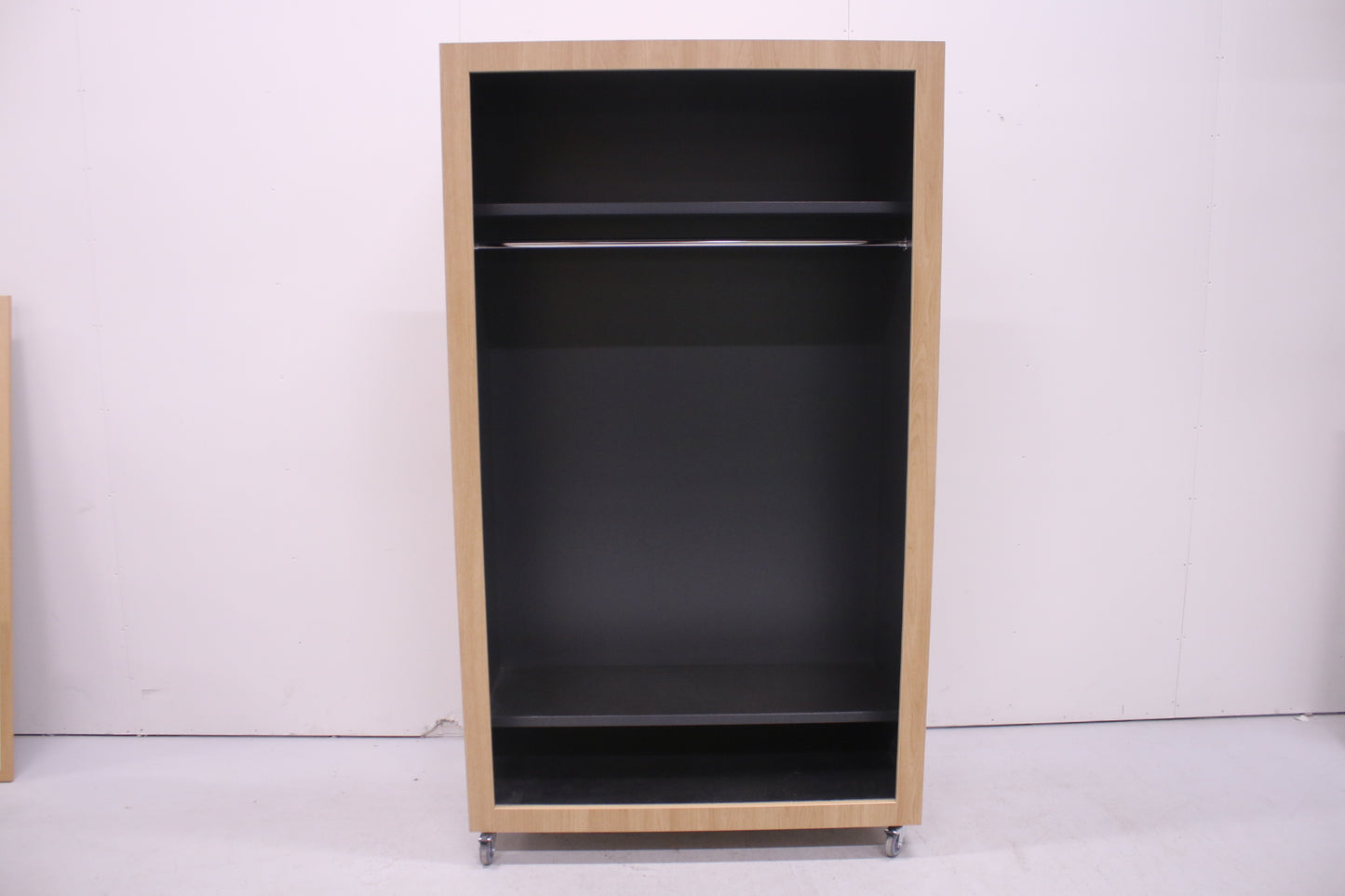 Laadukas järjestelmänaulakko pyörillä – 120 × 62 × 210 cm