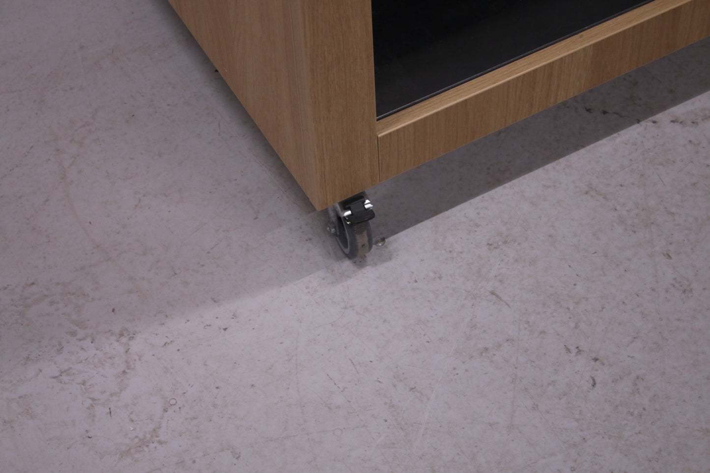 Laadukas järjestelmänaulakko pyörillä – 120 × 62 × 210 cm