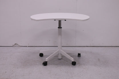 Steelcase kaasujousipöytä lukittavilla pyörillä.