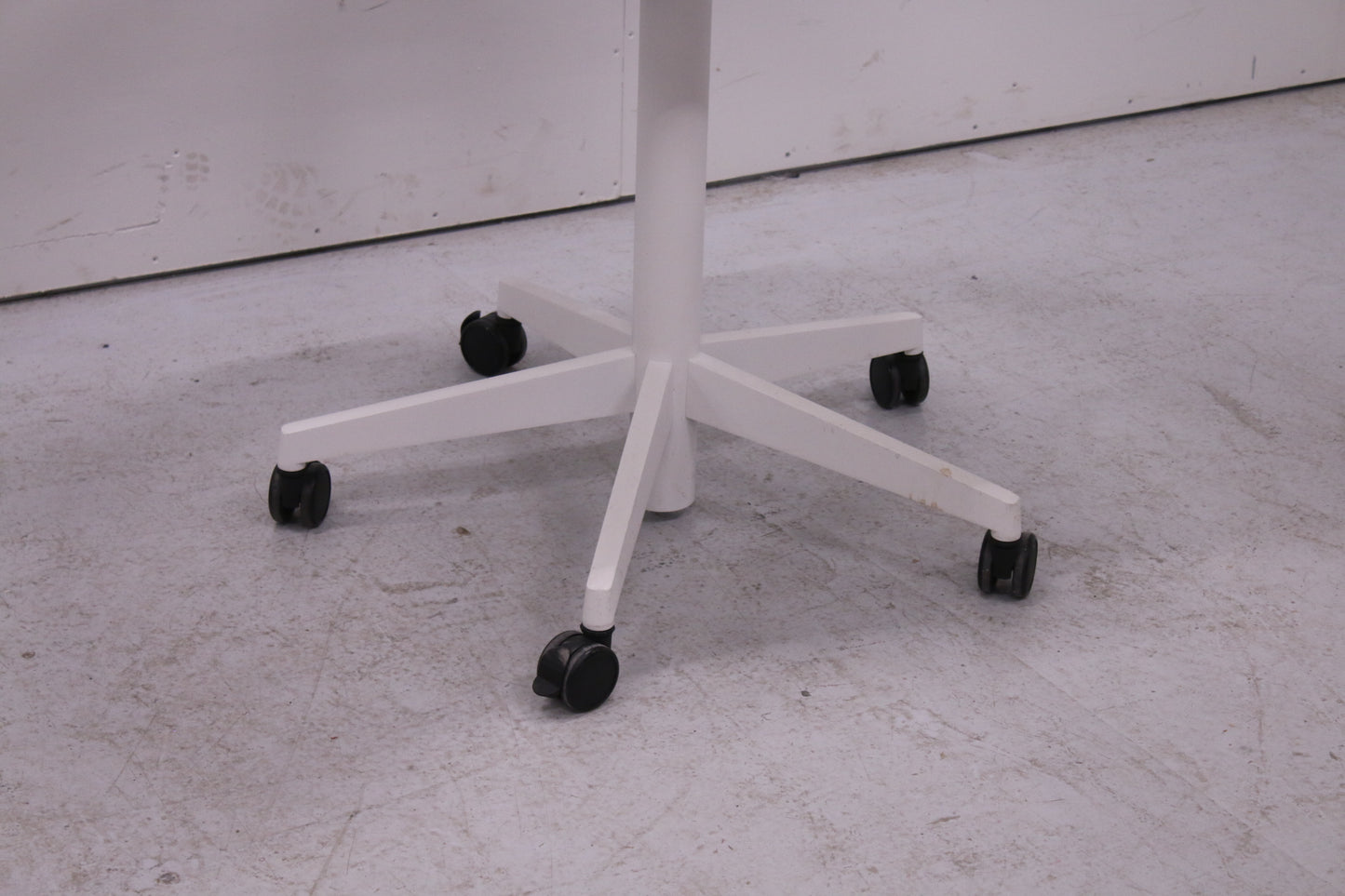 Steelcase kaasujousipöytä lukittavilla pyörillä.