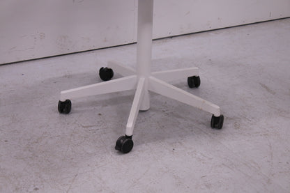 Steelcase kaasujousipöytä lukittavilla pyörillä.
