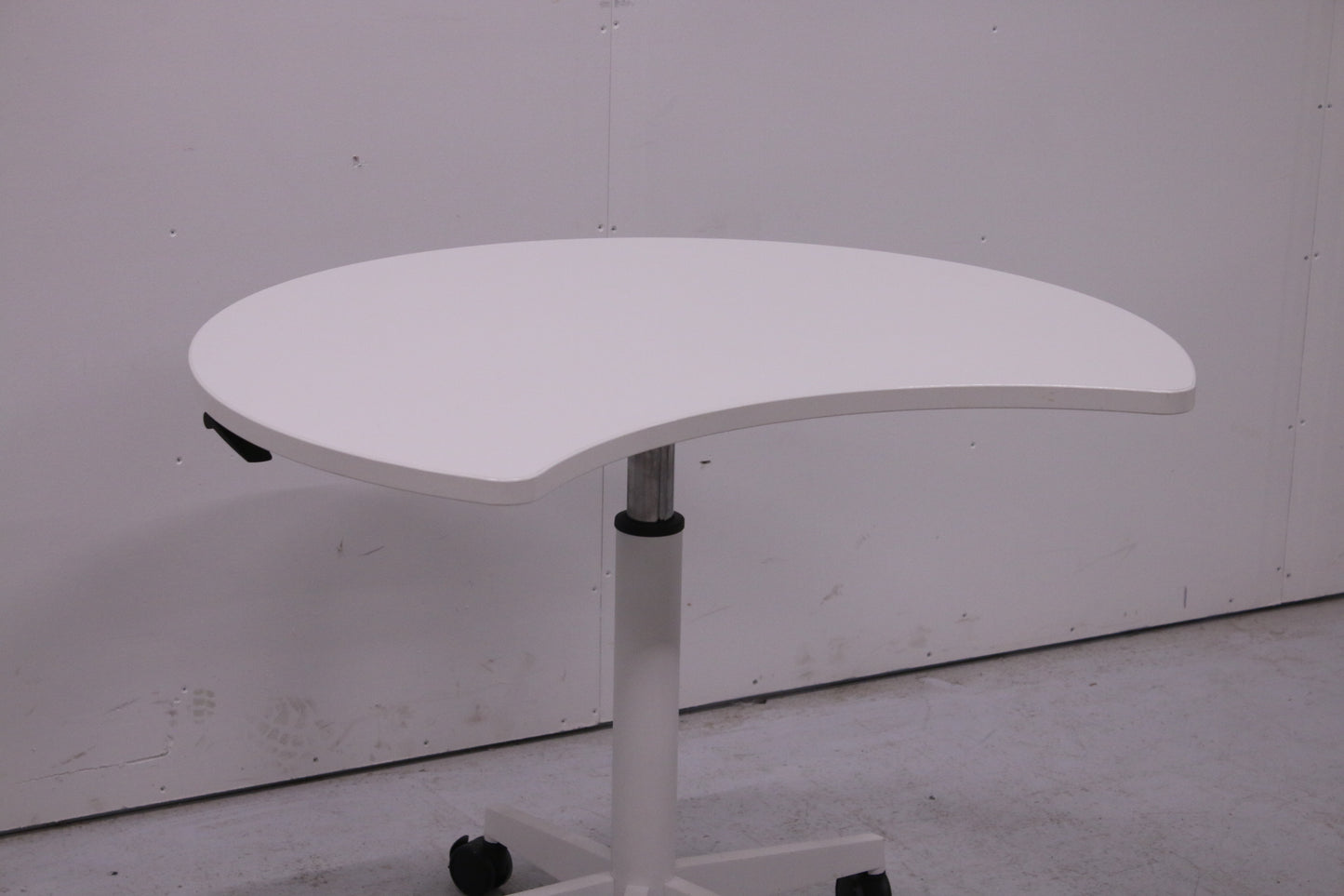 Steelcase kaasujousipöytä lukittavilla pyörillä.
