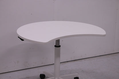 Steelcase kaasujousipöytä lukittavilla pyörillä.