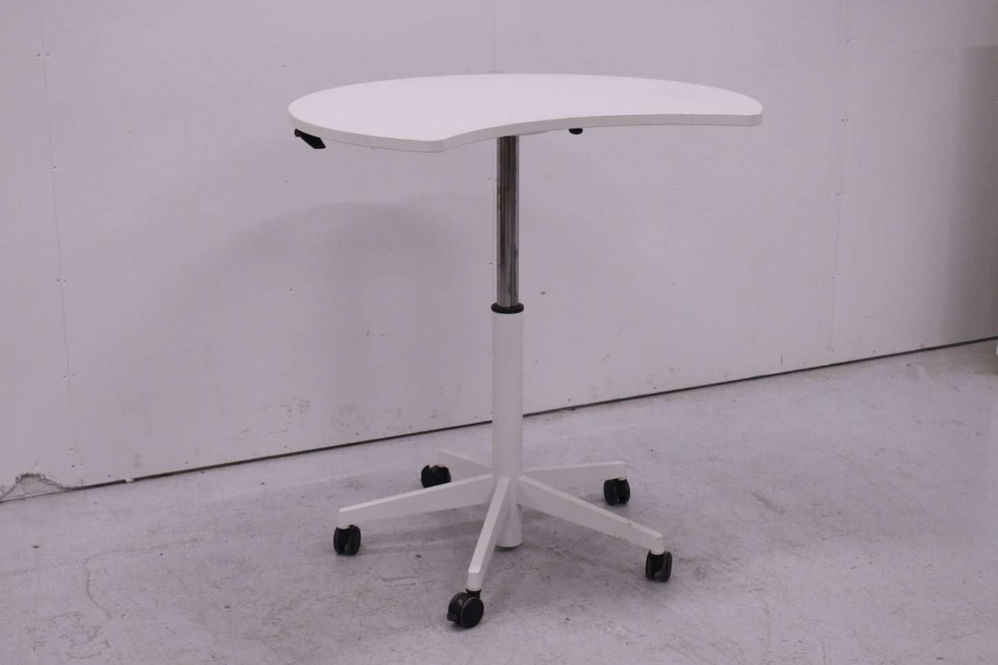 Steelcase kaasujousipöytä lukittavilla pyörillä.