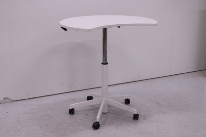 Steelcase kaasujousipöytä lukittavilla pyörillä.