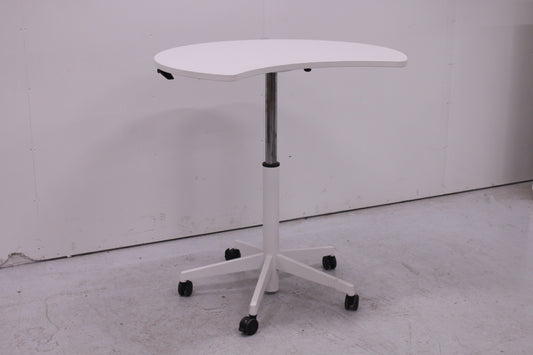 Steelcase kaasujousipöytä lukittavilla pyörillä.