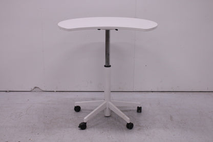 Steelcase kaasujousipöytä lukittavilla pyörillä.