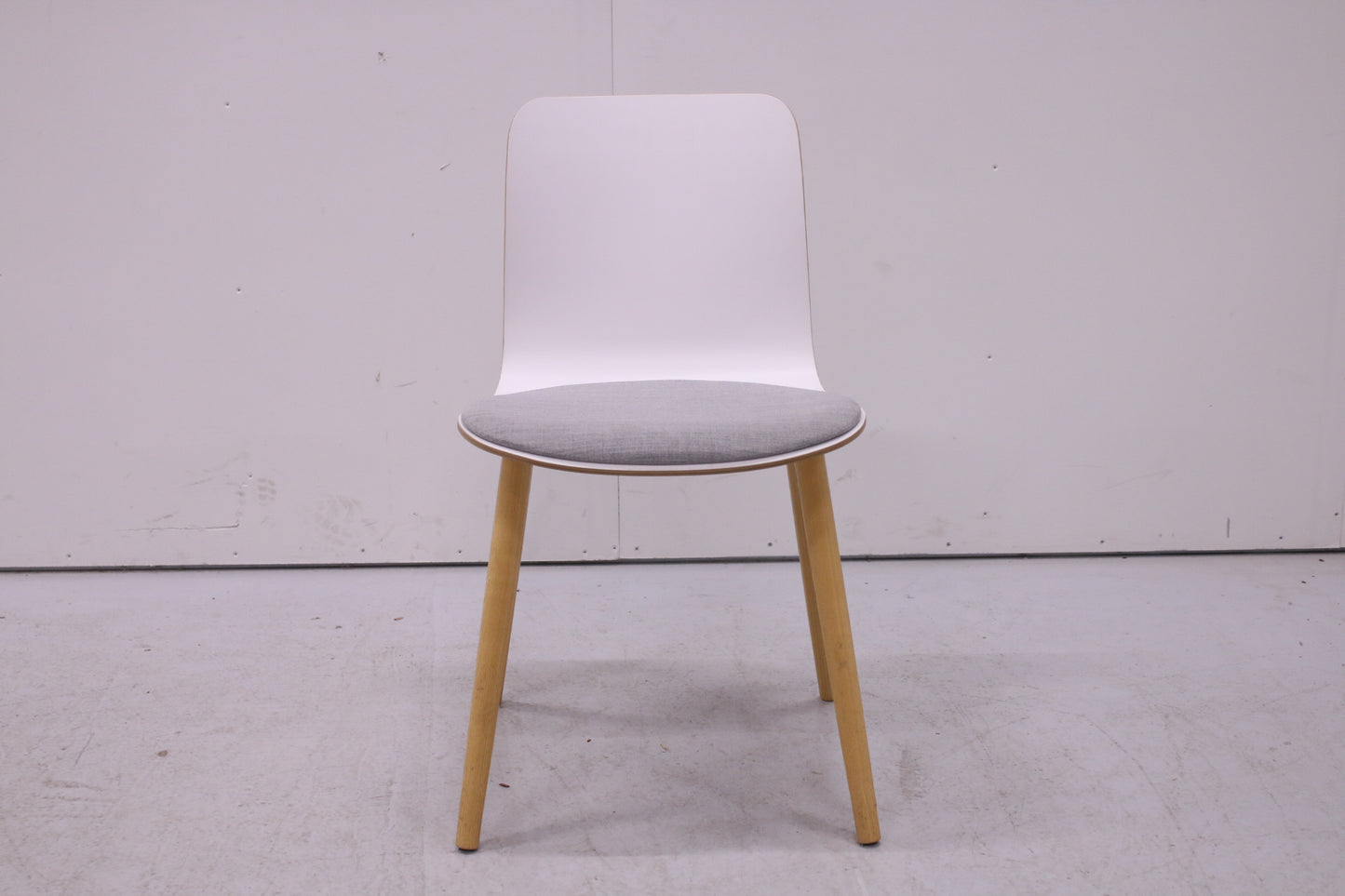 Martela Sola-tuoli harmaalla istuinpehmusteella