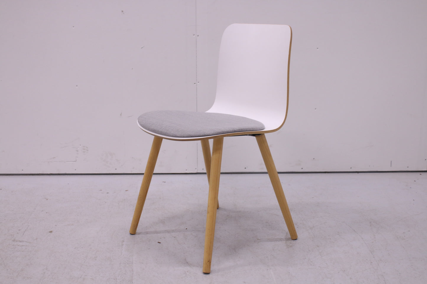 Martela Sola-tuoli harmaalla istuinpehmusteella